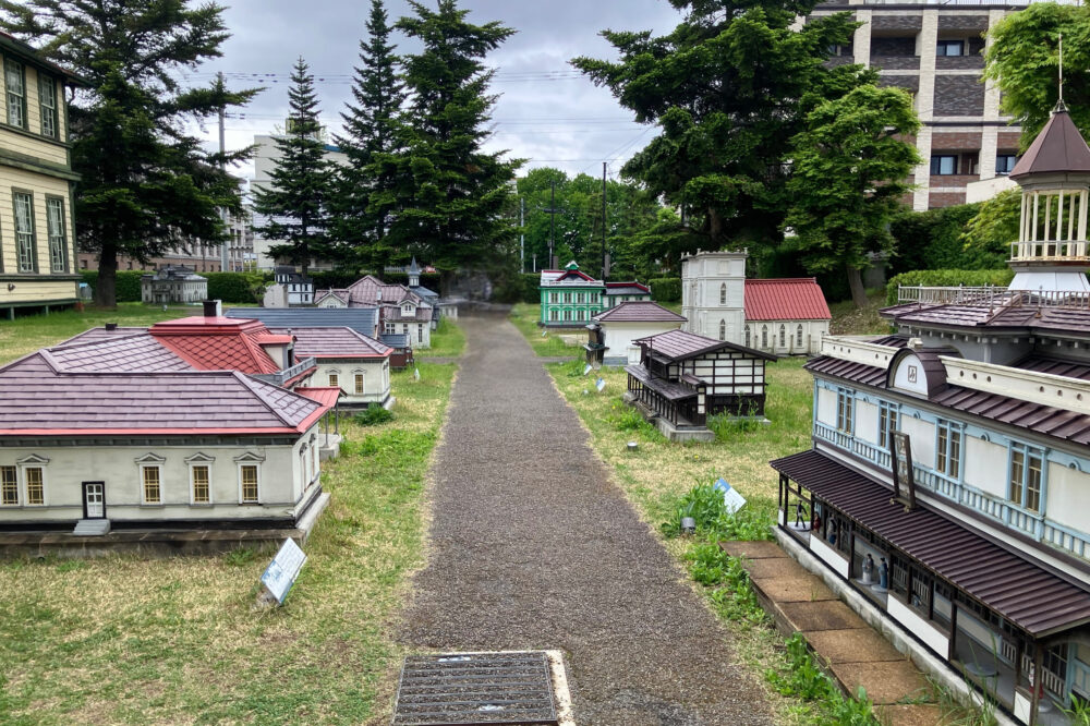 ミニチュア模型。1/10スケールの洋館模型が立ち並ぶ。