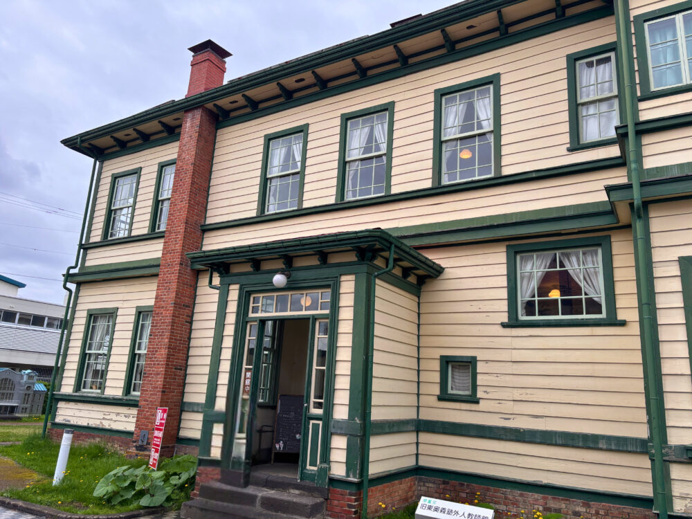 旧東奥義塾外人教師館の外観