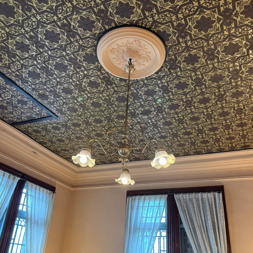 2階小会議室の金唐革紙の貼られた天井
