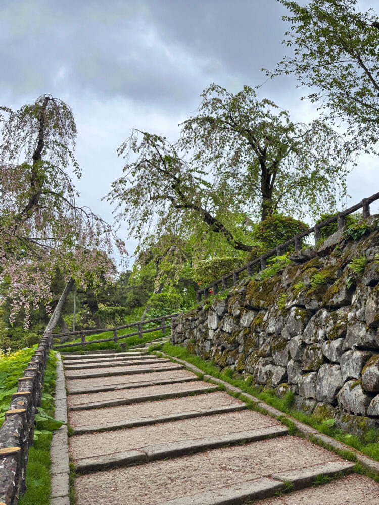 天守へ向かう途中の登り坂