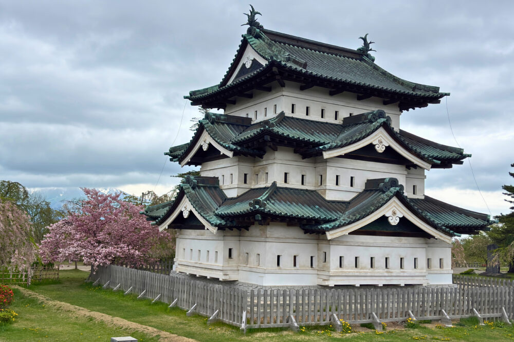 違う角度見た弘前城の外観