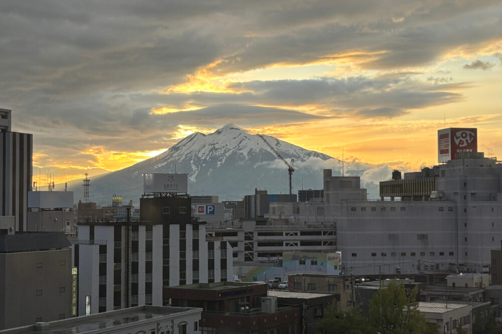 ホテルから眺めた夕焼けの中の岩木山