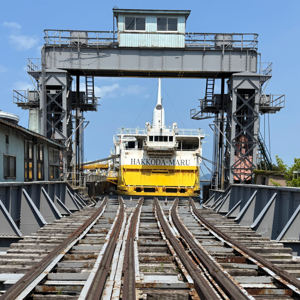船と線路をつなぐ可動橋の全景