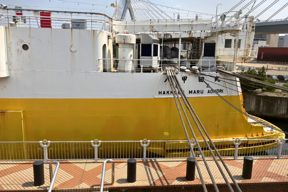 八甲田丸の船体側面