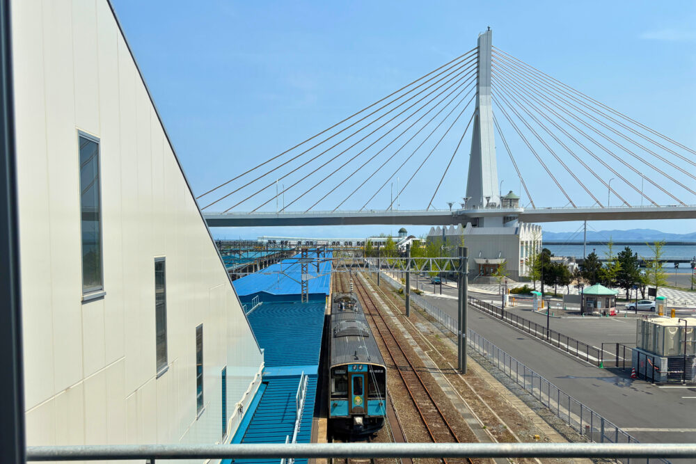 青森駅の自由通路から見た青森ベイブリッジ