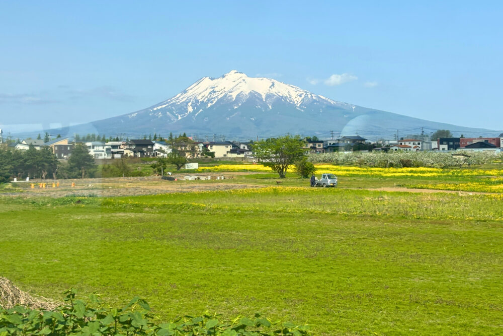 青森に向かう列車の中から見た岩木山
