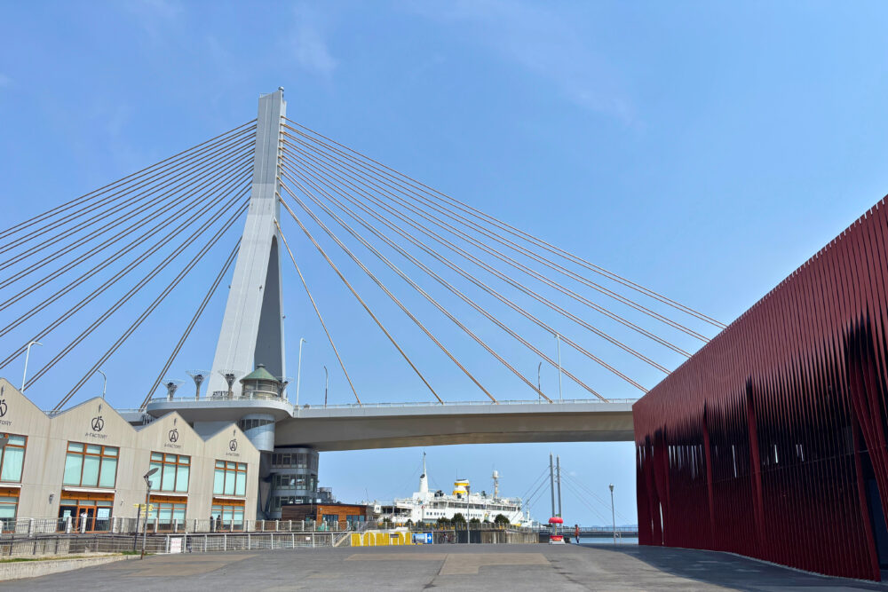 青森ベイブリッジとワラッセとA-FACTORYの建物が並んだ景色