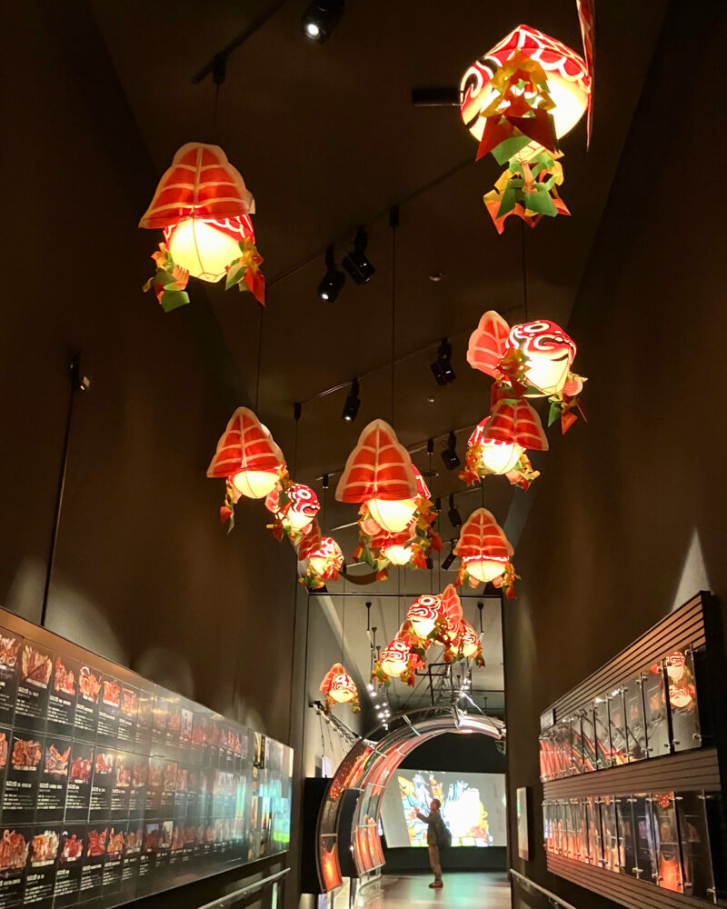 青森ねぶたグラフィティエリア。天井に灯籠が飾ってあり幻想的。