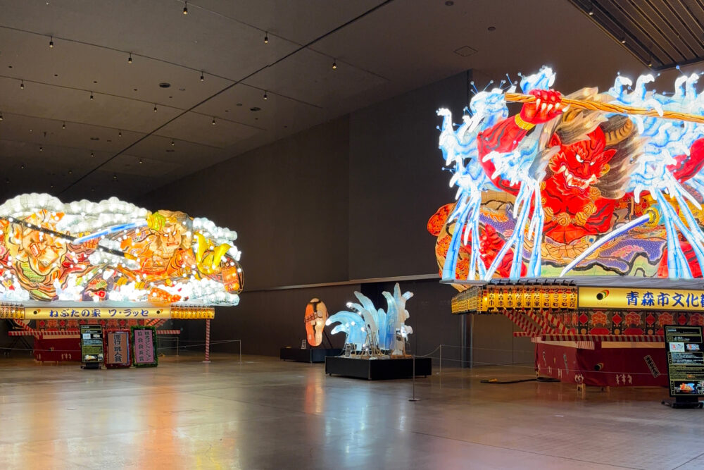 1階ねぶたホールに大型ねぶたが展示されている様子