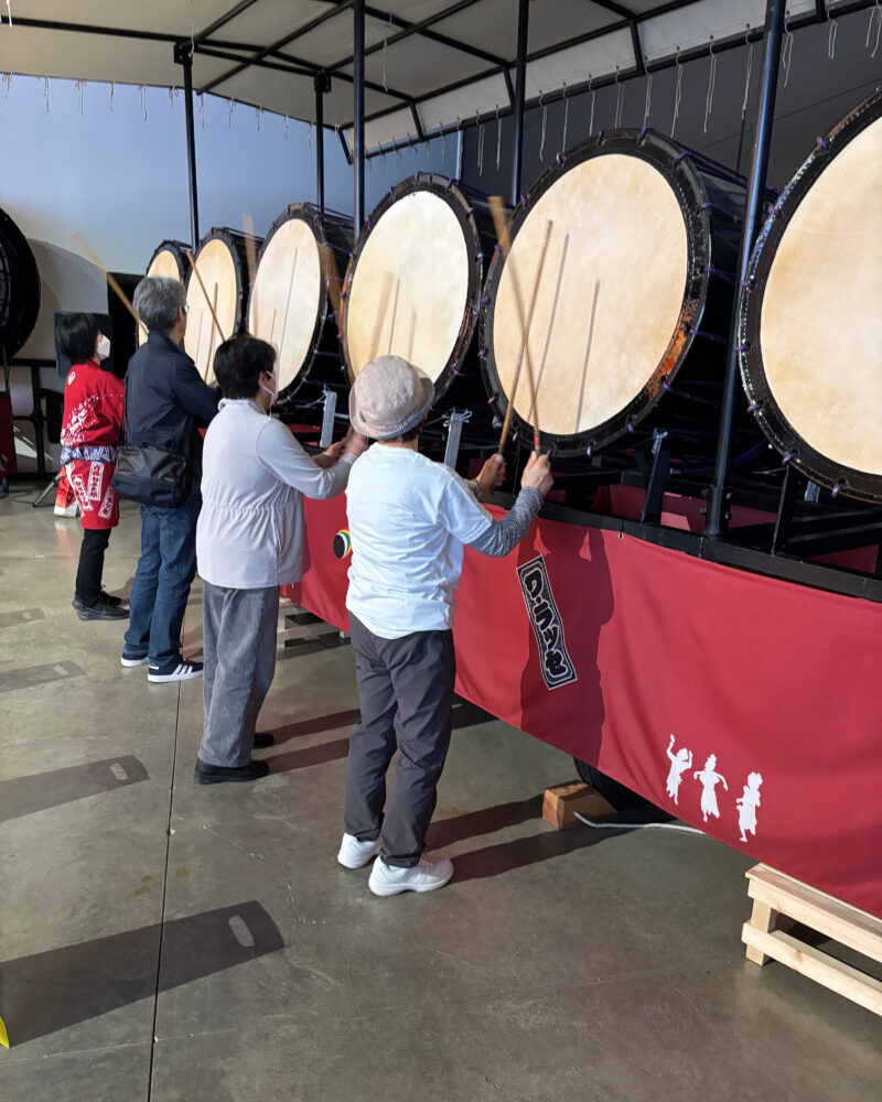 ねぶた囃子の生演奏に合わせた太鼓体験の様子