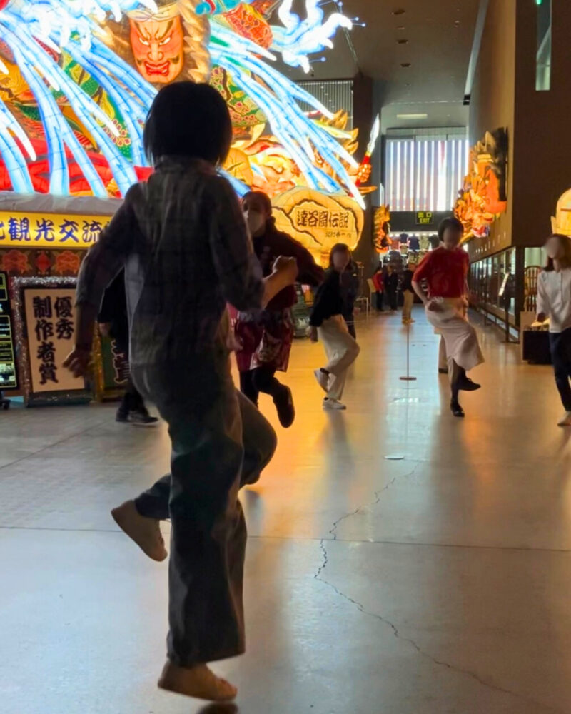 ねぶた囃子の生演奏に合わせたハネト体験の様子