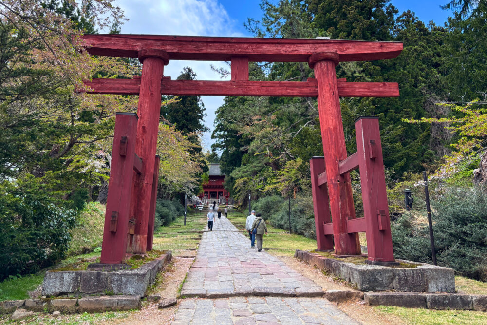 深い朱色の三之鳥居。