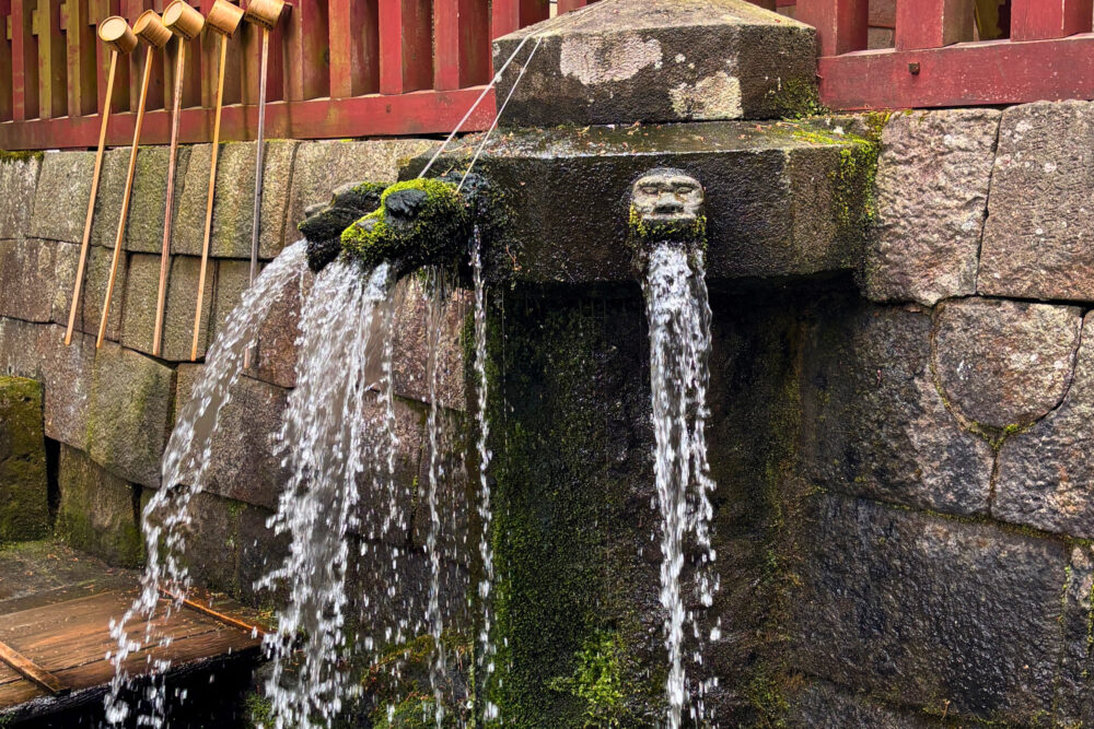 禊所に近づいて斜め前から撮った様子。