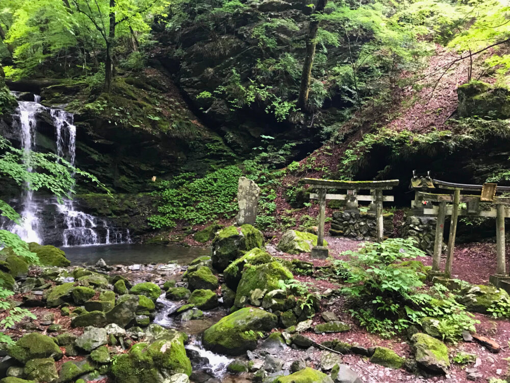 滝と鳥居が並ぶ神秘的な空間(三峯神社)