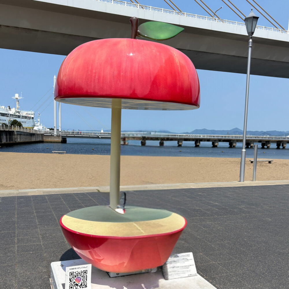 海岸近くのびっくりんごのオブジェ
