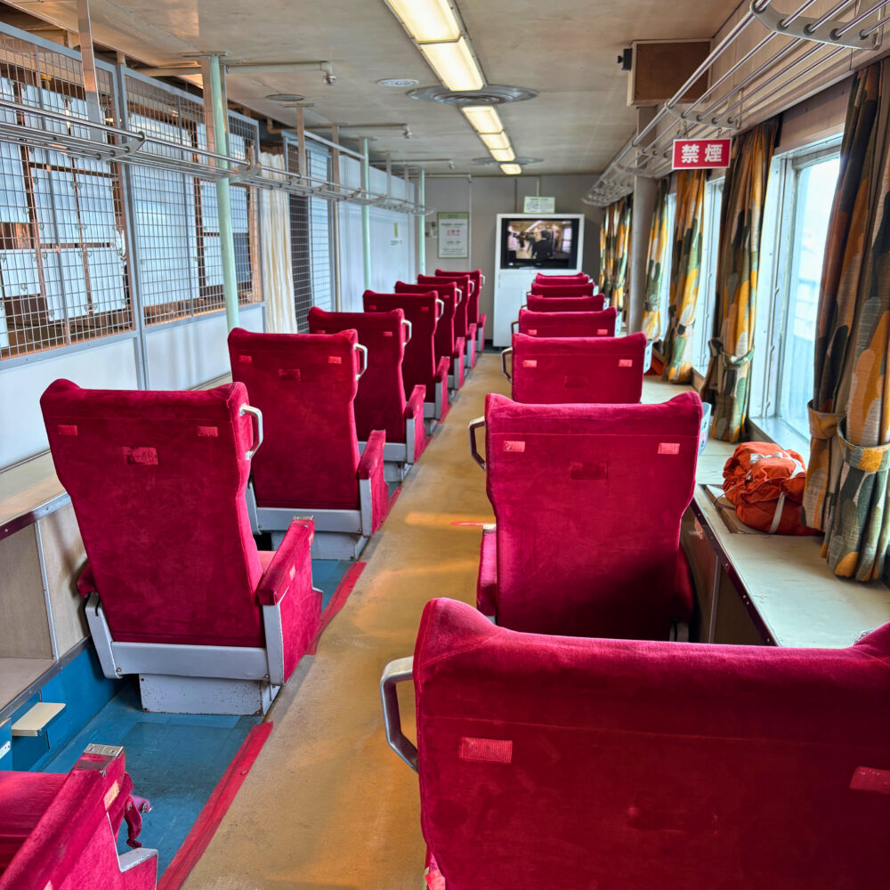 船内の客先スペースを利用したビデオシアター。赤い座席が並ぶ様子。