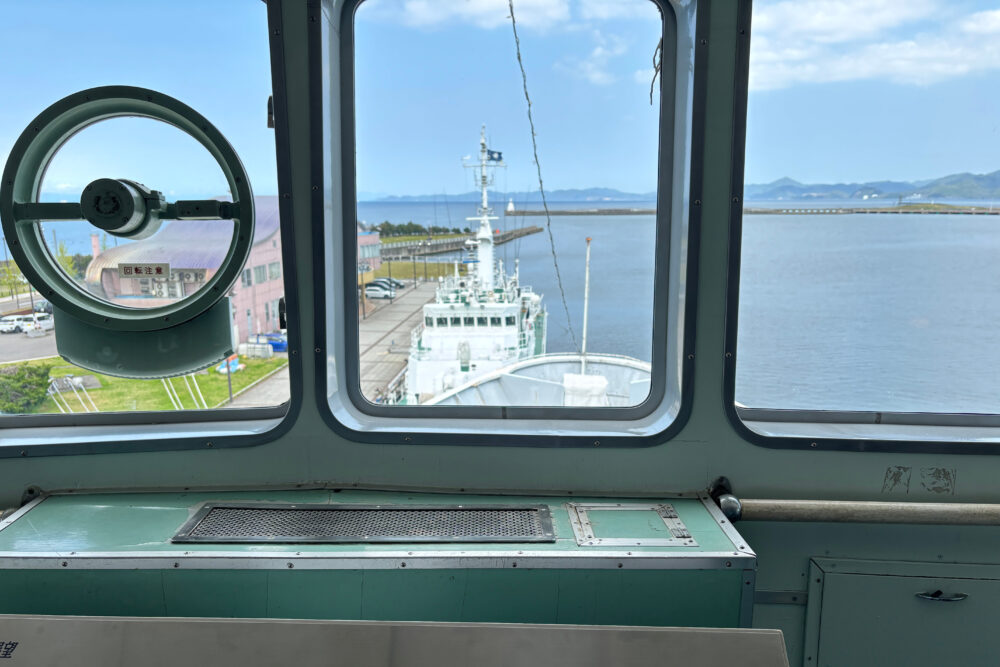 操舵室の窓から見える青森港の景色