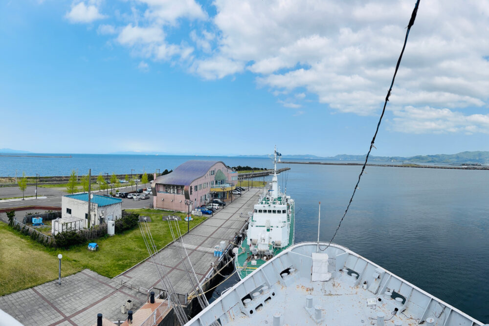 甲板から見た青森ベイブリッジと港の風景