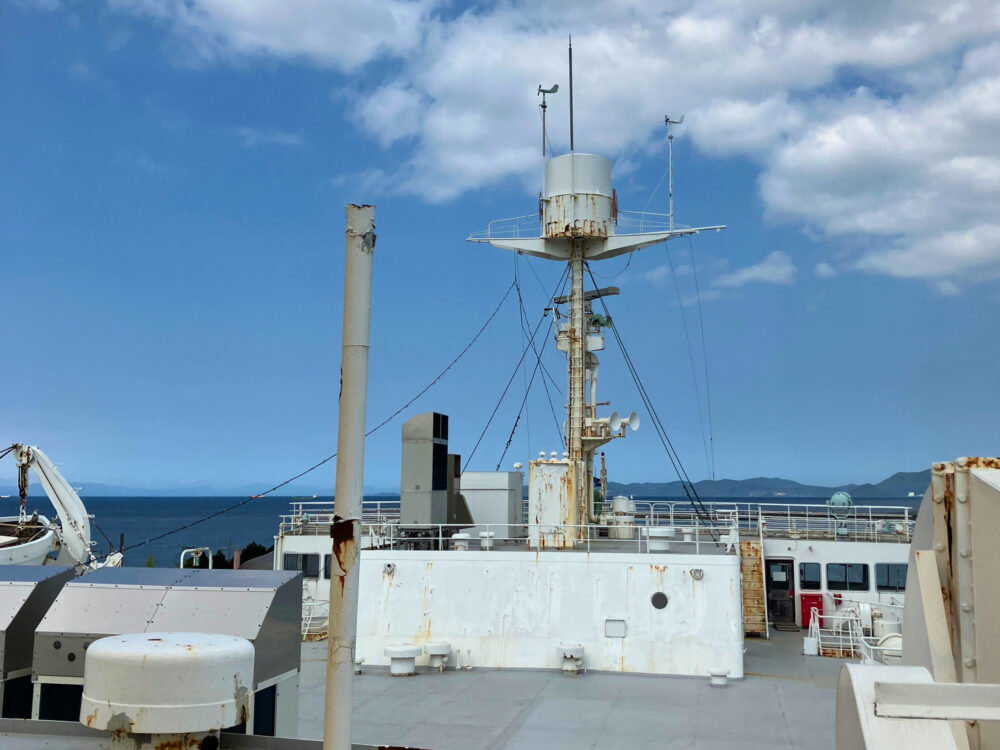 甲板上で船の後方からの前方の景色
