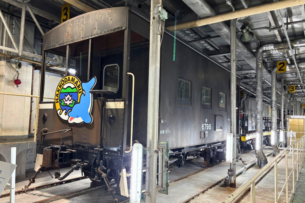 船内に展示された鉄道車両(ヨ6000形)