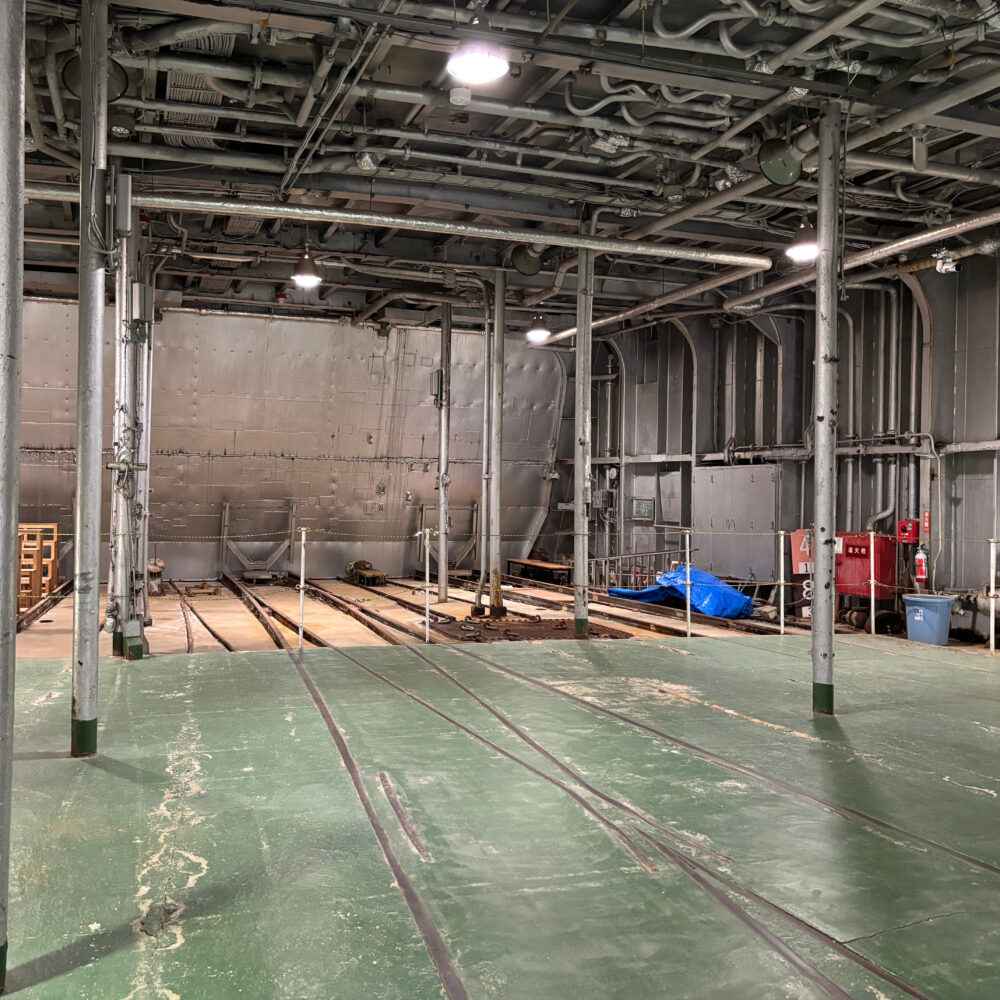 車両甲板の船尾扉と線路の様子