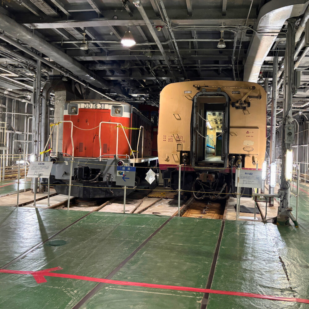 車両甲板に並ぶ鉄道車両(キハ82)と線路