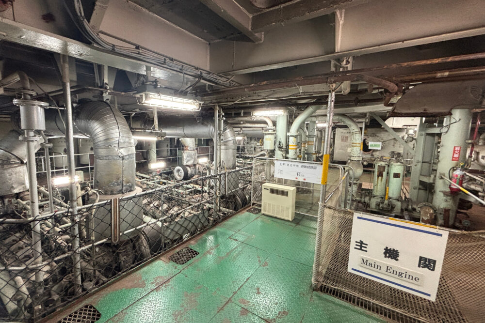 地下1階のエンジンルームの様子
