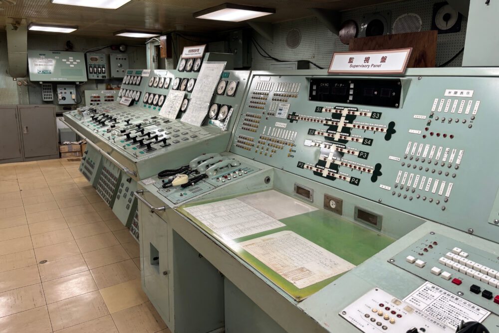 地下1階の統括制御室の様子