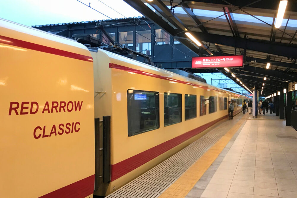 西武特急レッドアロー号の車内とホーム