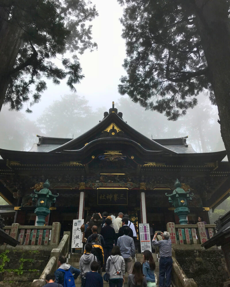 三峯神社の本殿と参拝の様子