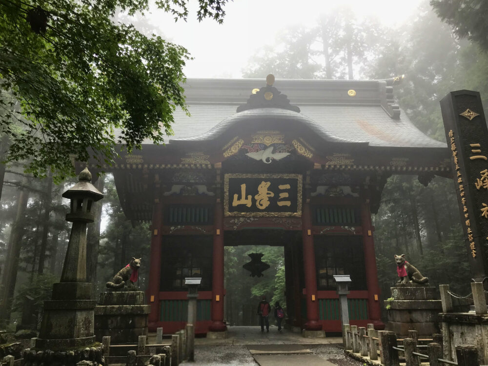 三峯神社の随身門と霧の参道