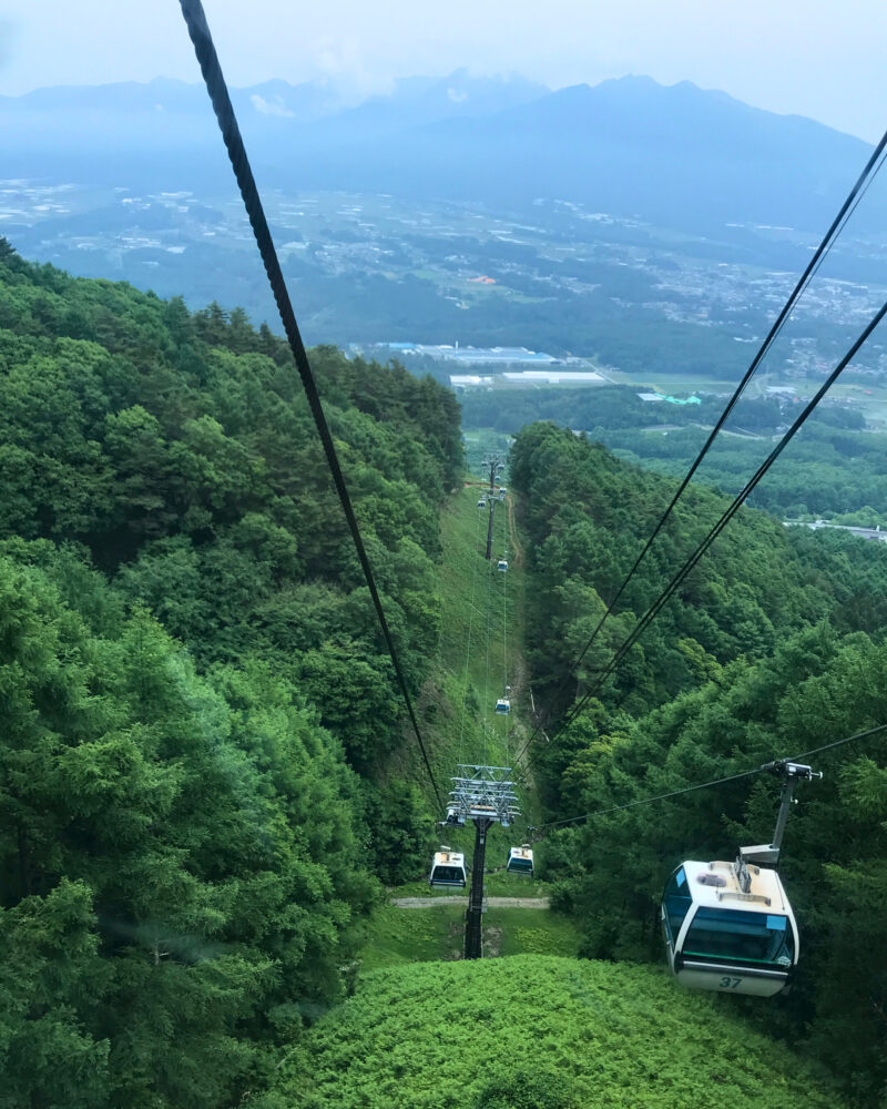富士見パノラマリゾートのゴンドラから見下ろす山麓の景色