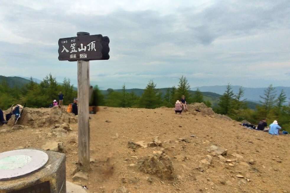 入笠山山頂の標識と広場の様子