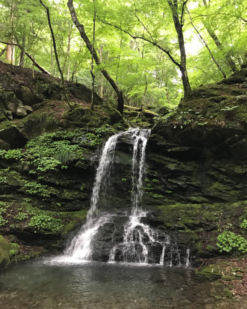 三峰神社へ向かう途中にある清浄の滝
