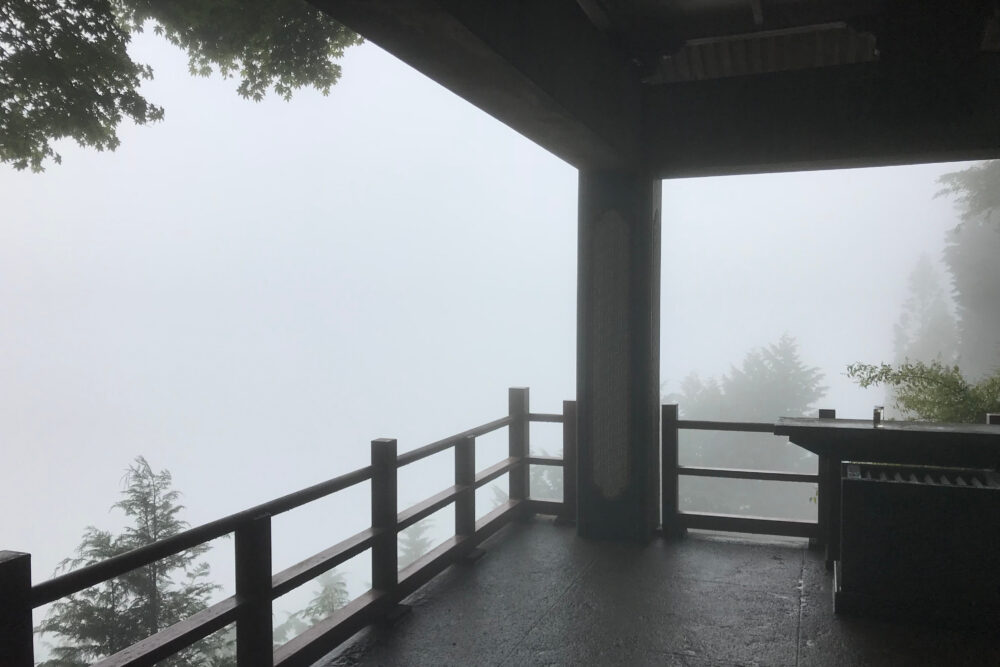 霧に包まれた三峯神社の奥宮遥拝殿