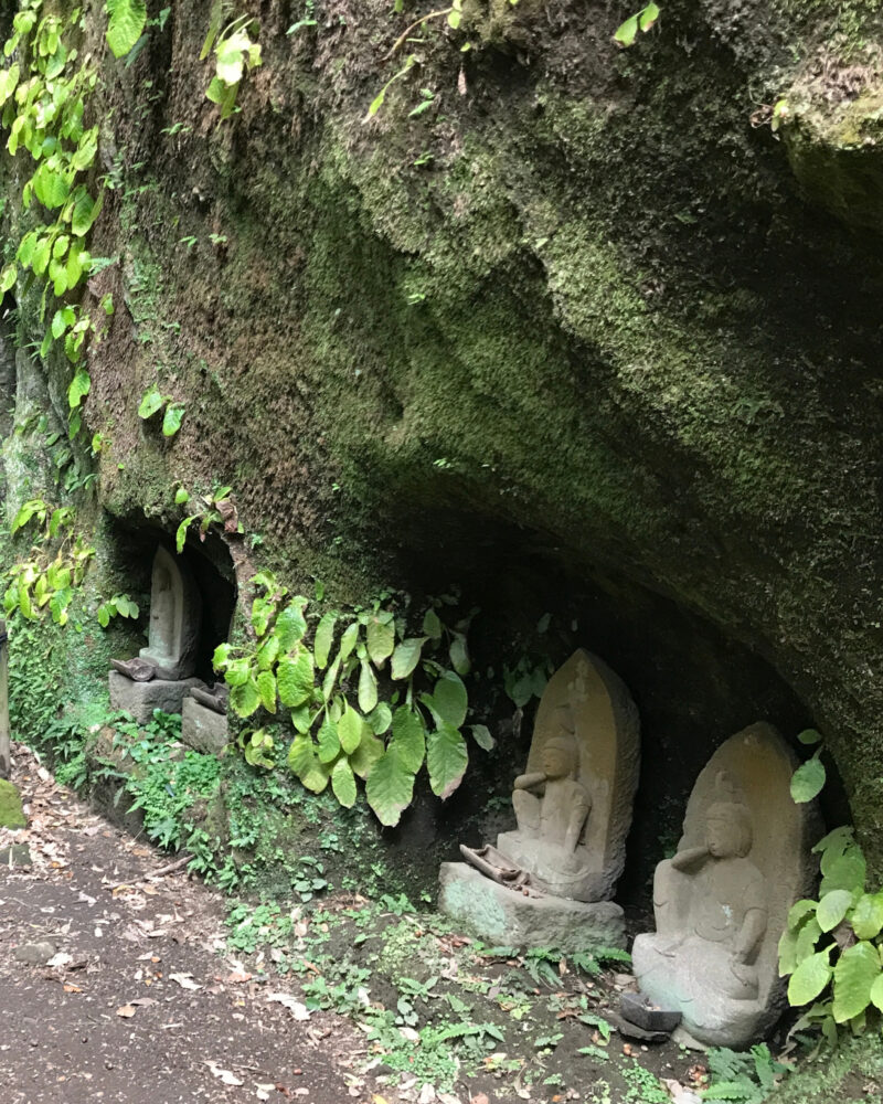 浄智寺の岩壁に並ぶ石仏群(やぐらの仏像)
