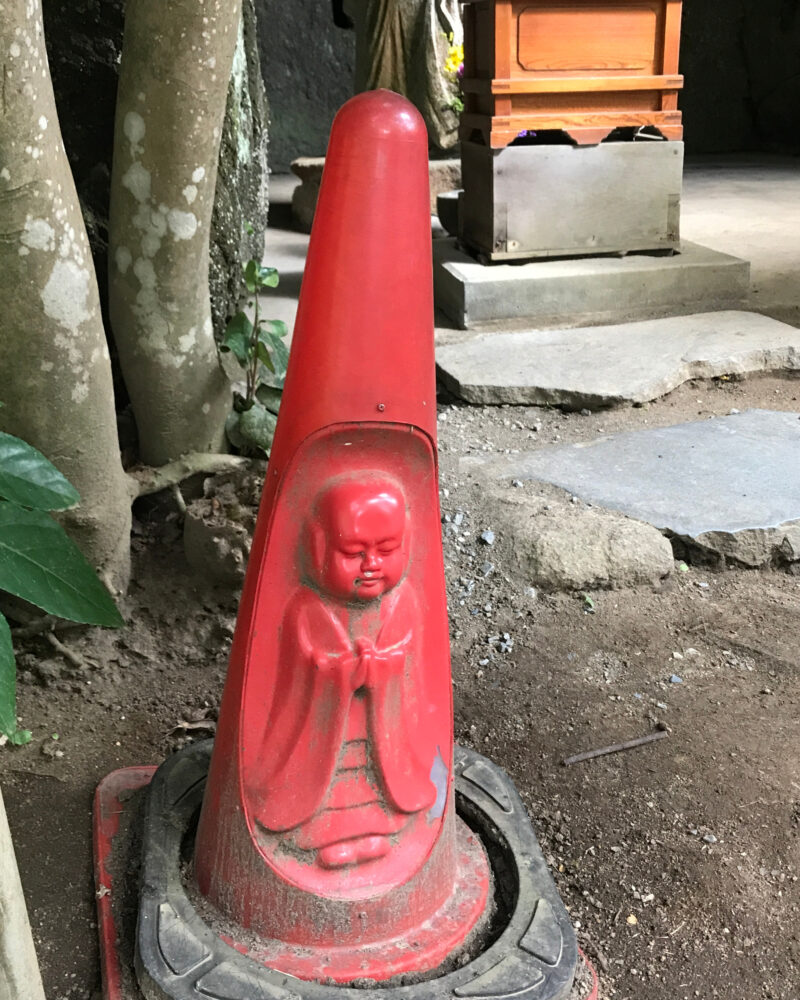 浄智寺境内に置かれた赤いコーンの地蔵のオブジェ