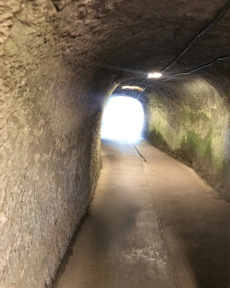 銭洗弁財天へ続く岩のトンネル内部