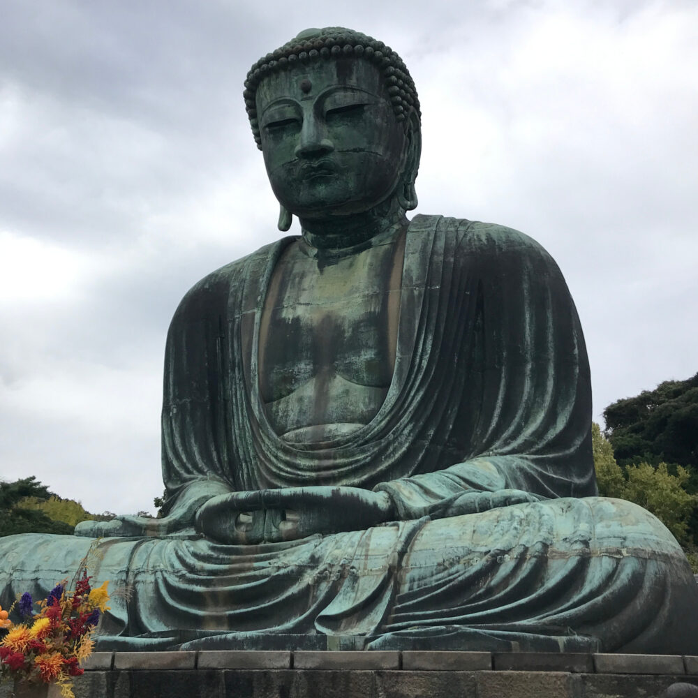 鎌倉大仏を間近で見あげた様子。