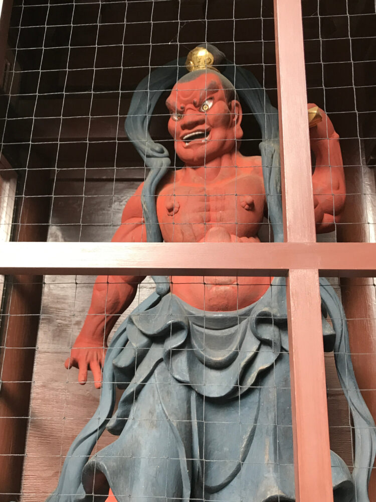 寺院の門に安置された仁王像。