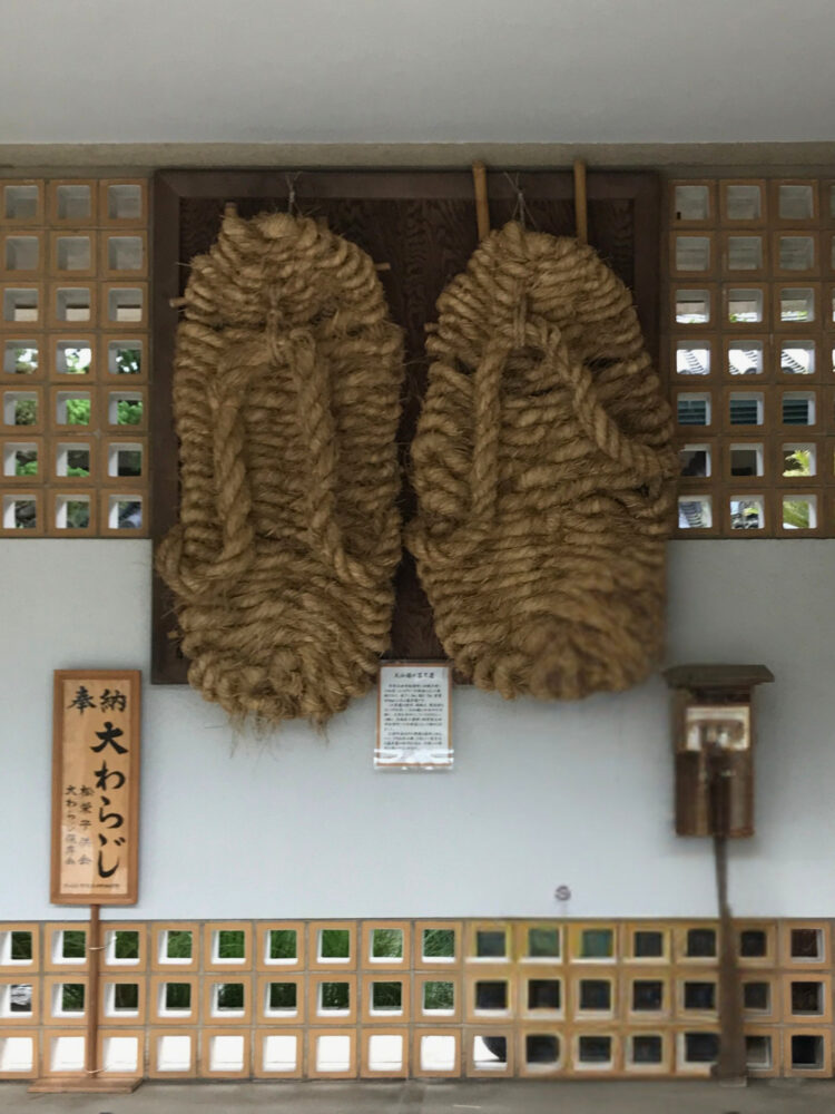 境内に奉納された巨大なわらじ。