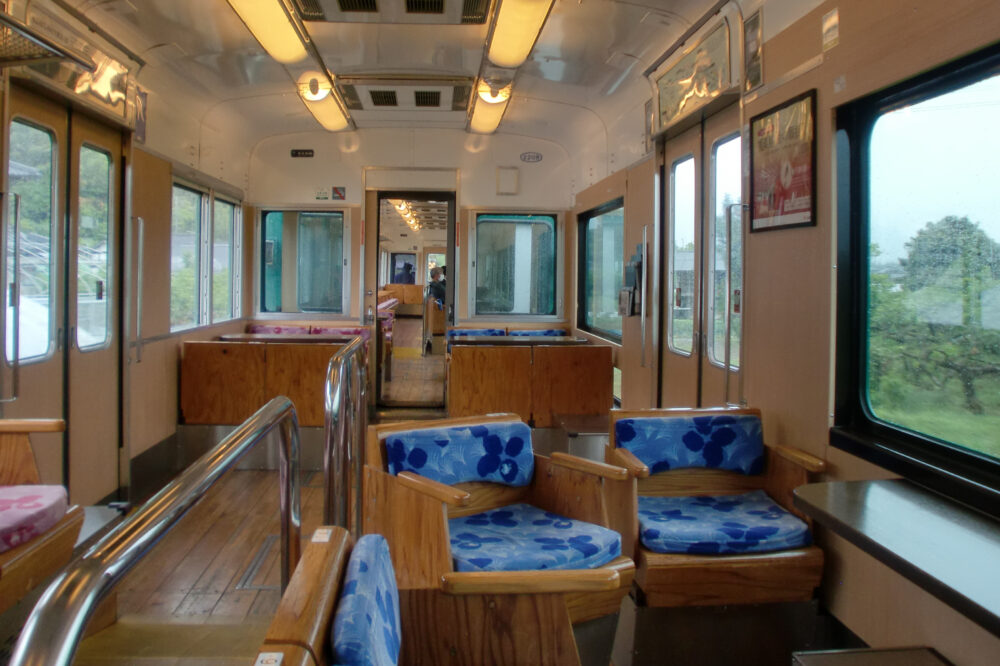 観光列車「天空」の木のぬくもりを感じる車内全体