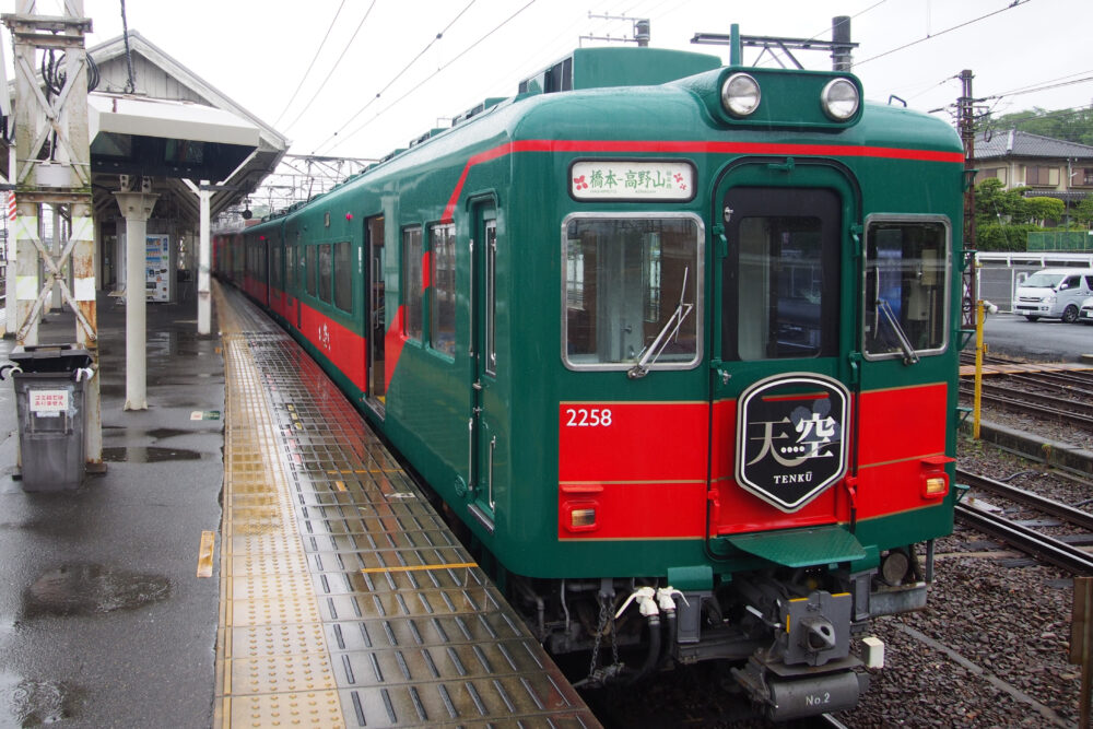高野山へ向かう観光列車「天空」の外観(橋本駅ホーム)