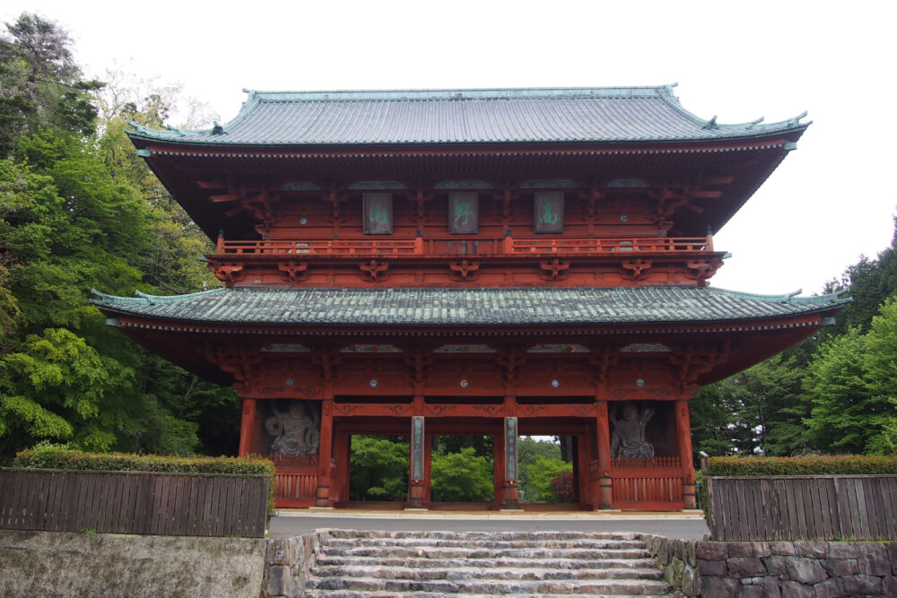 高野山の入口に立つ朱色の大門の全景