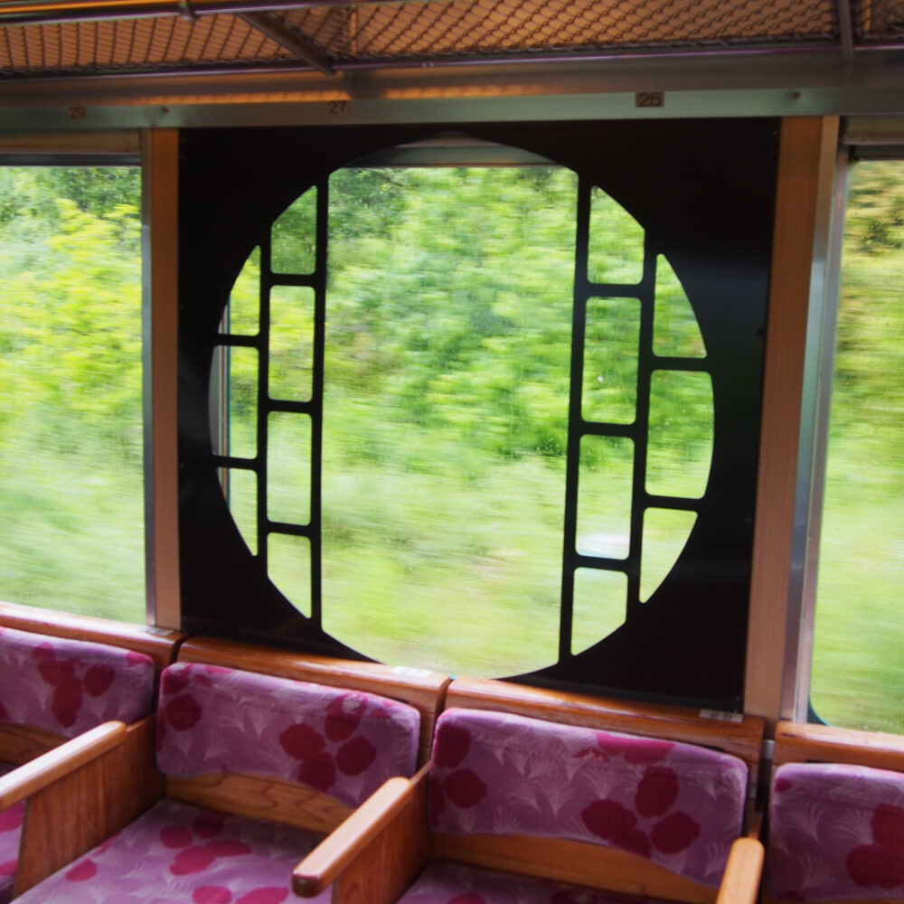 丸窓から景色を楽しめる観光列車「天空」の車内