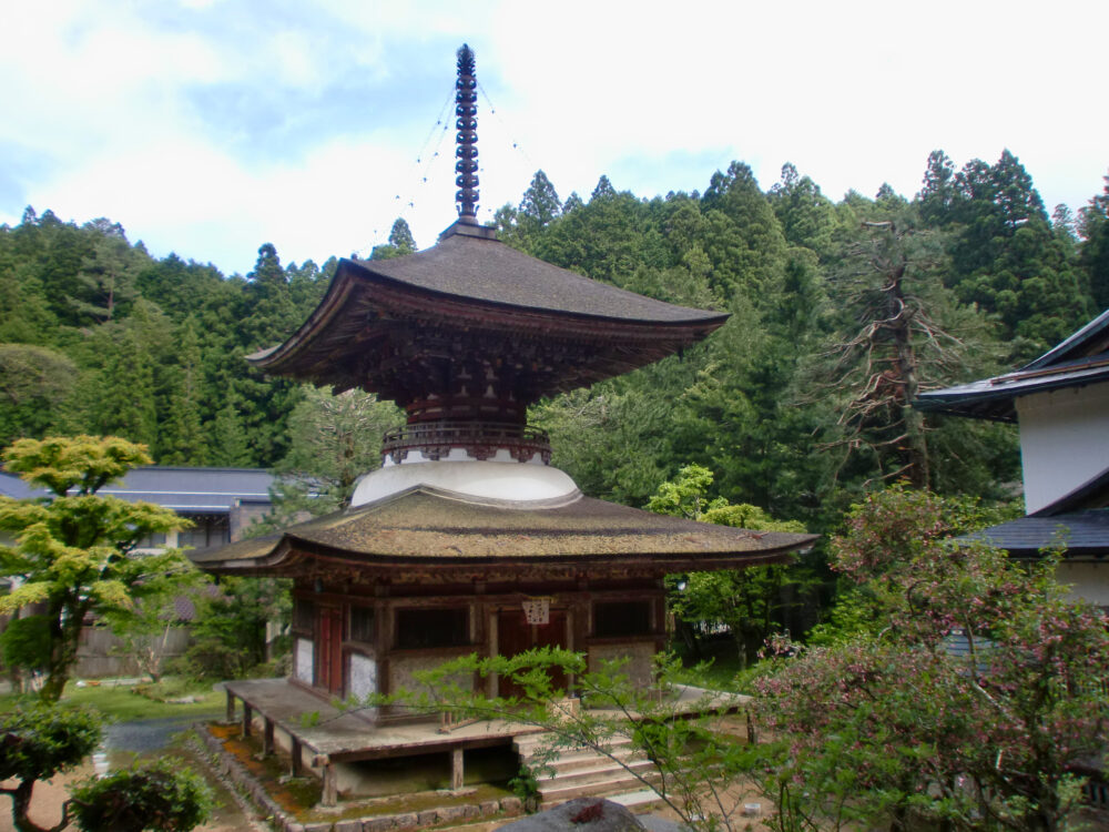 金剛三昧院。緑に囲まれて佇む多宝塔。