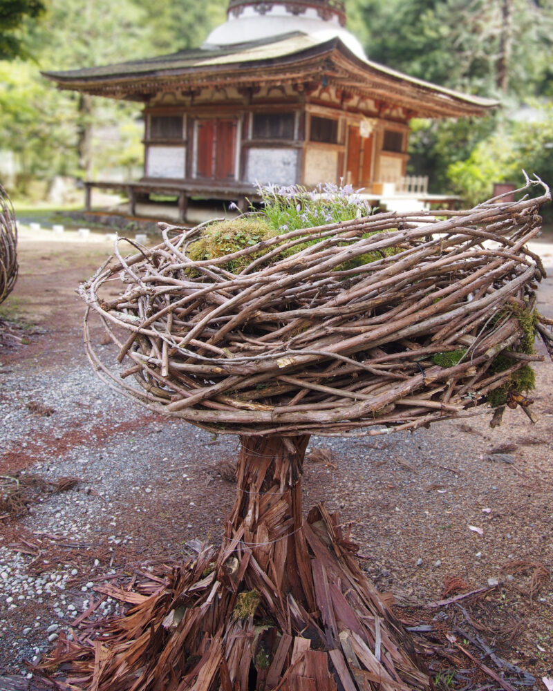 金剛三昧院の「枝で編まれた巣のようなオブジェと多宝塔のある境内