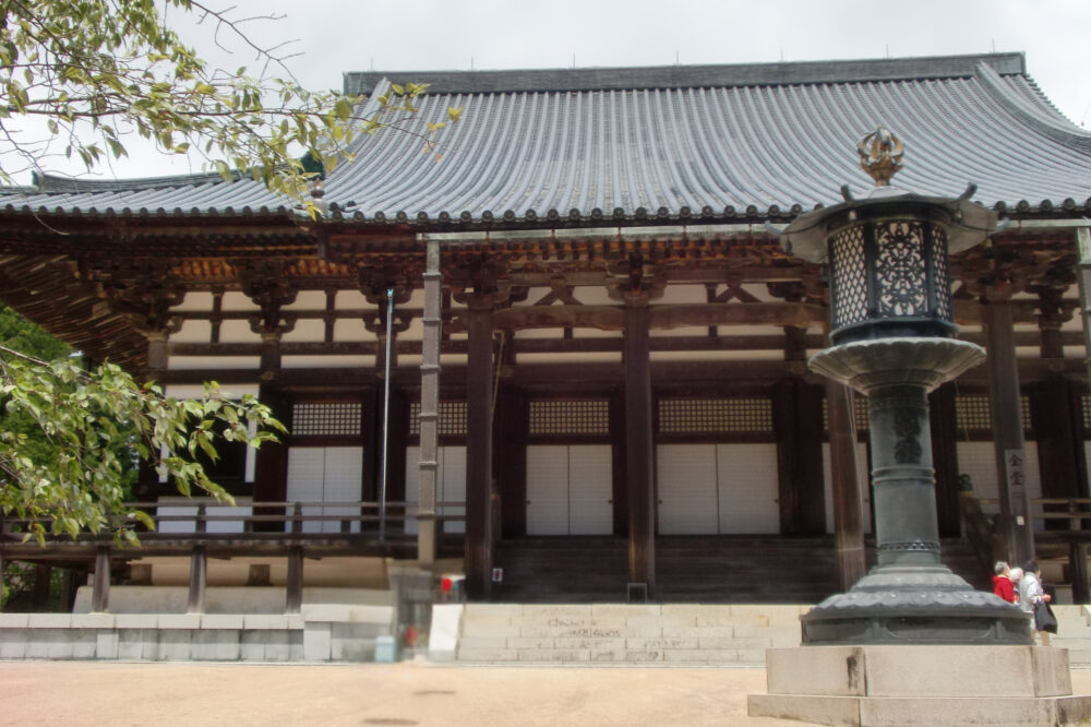 壇上伽藍の金堂の外観