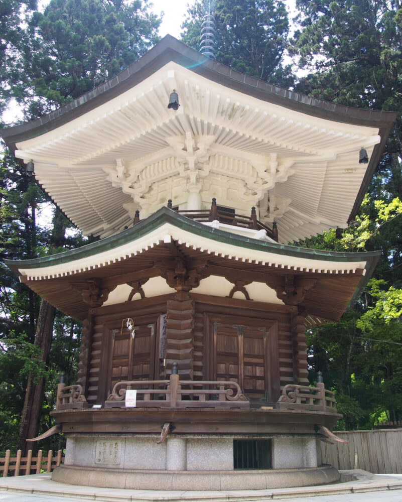壇上伽藍の六角経蔵。