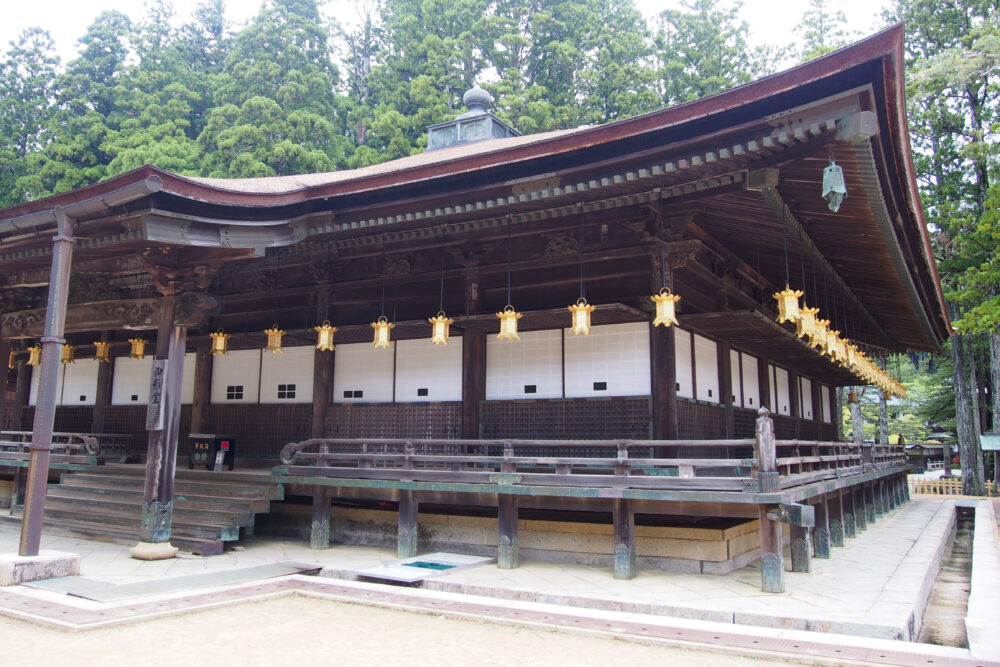 御影堂の外観と軒先に並ぶ灯籠(高野山壇上伽藍)